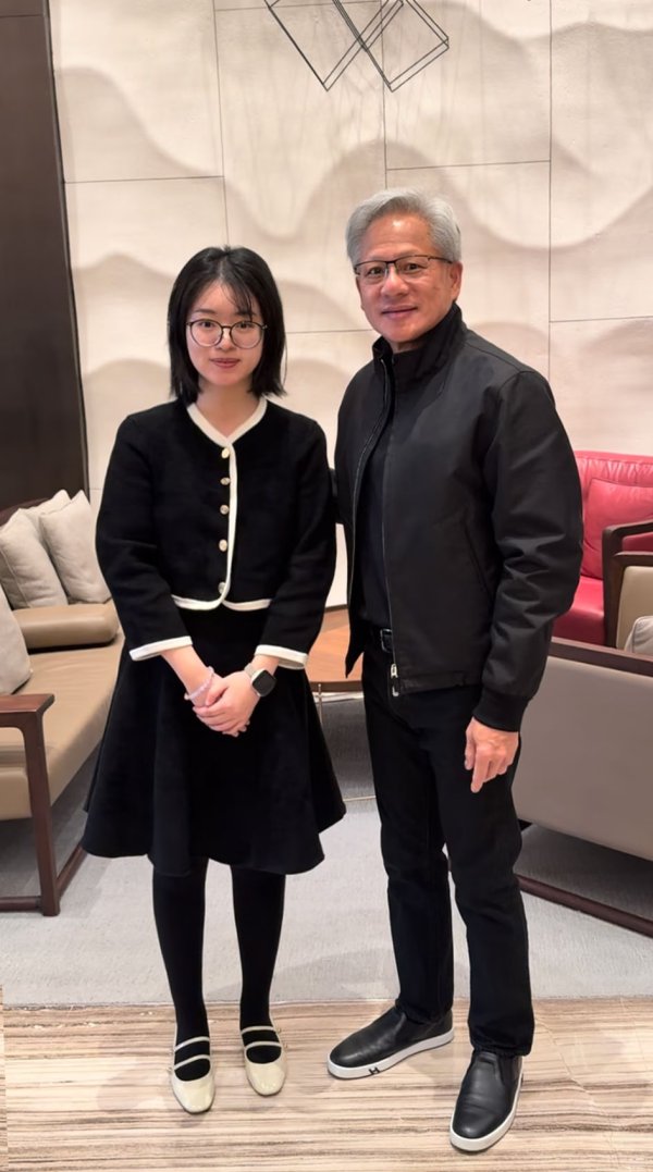 配资平台排行榜第一名 黄仁勋深圳密会中国创业者，葛巾现身！揭秘关键交流内幕
